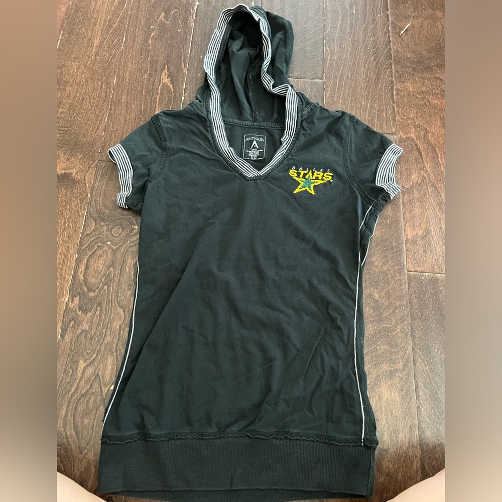 Women’s small Antigua Dallas Stars shirt with hood